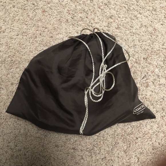 Super cute Gold classic Coach cross body bag - Picture 7 of 7